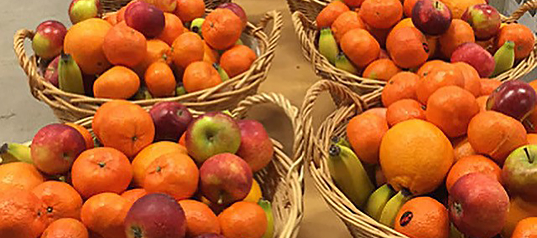 Vi delar ut fruktkorgar inför julen